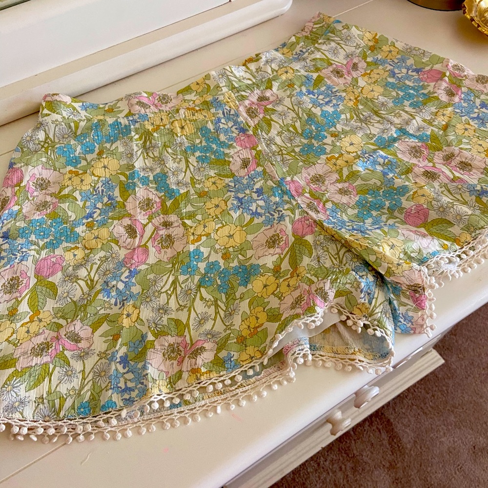 Versona Floral Flowy Shorts, Womens Medium, NWOT